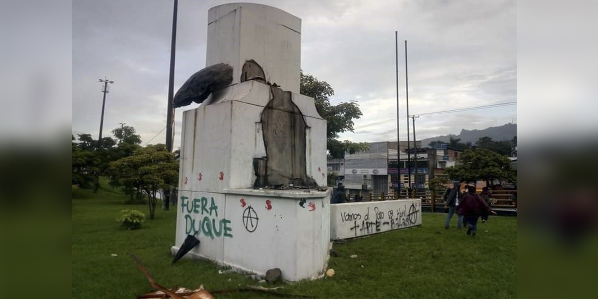 Atención Acaban de tumbar el monumento a Andrés López de Galarza en